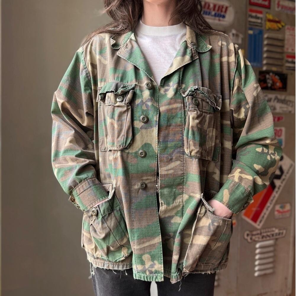 Vintage 70s Army Woodland Camo Jacket | Ripstop Cotton Military Shirt | Size M–L